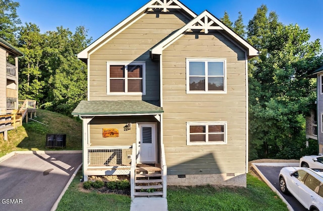 view of front of home with a front lawn