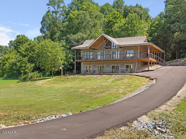 view of front of house featuring a front lawn