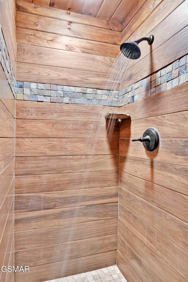 room details featuring a tile shower