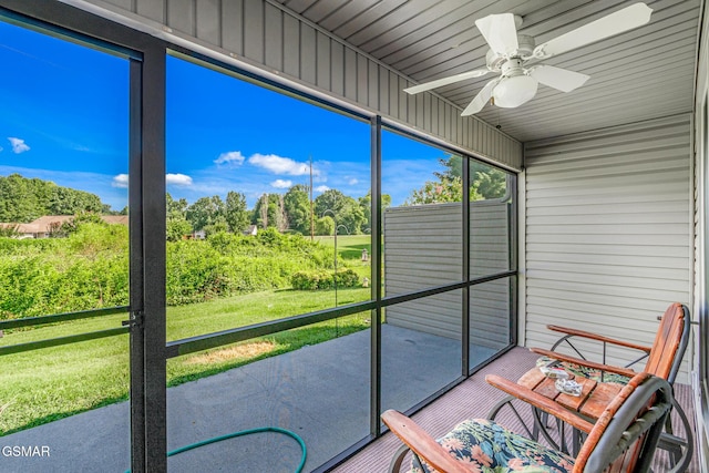 1218 Ernest Mcmahan Rd, Sevierville, TN 37862 - sunroom featuring a ceiling fan and view of wooded area