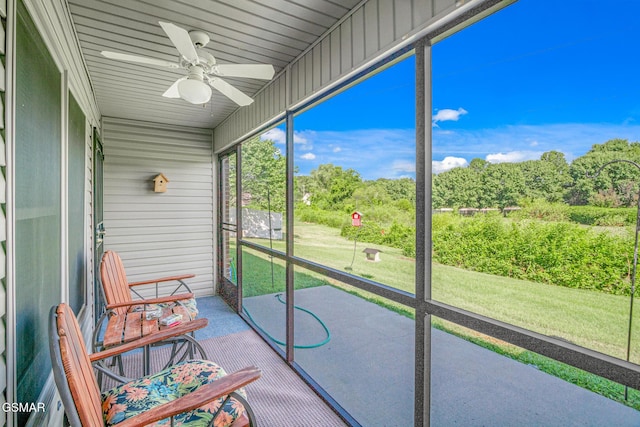1218 Ernest Mcmahan Rd, Sevierville, TN 37862 - sunroom featuring a ceiling fan