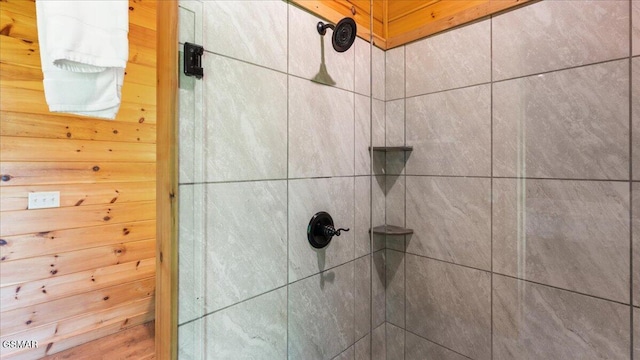 438 Alpine Mountain Way, Pigeon Forge, TN 37863 - interior details with a tile shower