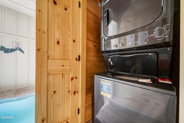 692 Stockton Dr, Sevierville, TN 37876 - laundry area featuring stacked washing machine and dryer