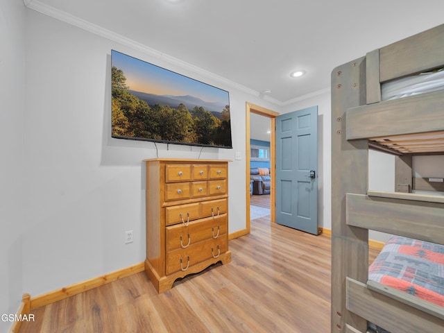 bedroom featuring light wood finished floors, baseboards, recessed lighting, and crown molding
