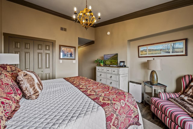 1050 Ski View Dr Unit 306, Gatlinburg, TN 37738 - bedroom featuring crown molding, a chandelier, dark wood-style floors, and a closet