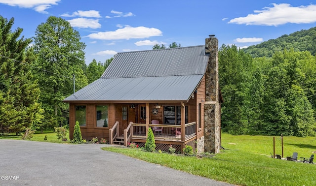 view of front of house with a front lawn