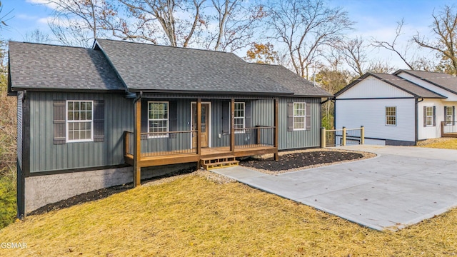 view of front of house with a porch and a front lawn