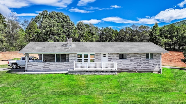 view of front facade featuring a front lawn, a porch, and a carport