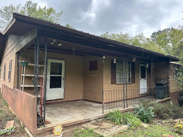 view of front of property featuring covered porch