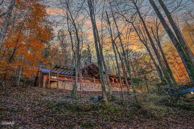 view of yard at dusk