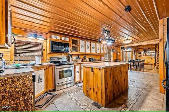 kitchen featuring wooden ceiling, electric stove, decorative light fixtures, a kitchen island, and black microwave