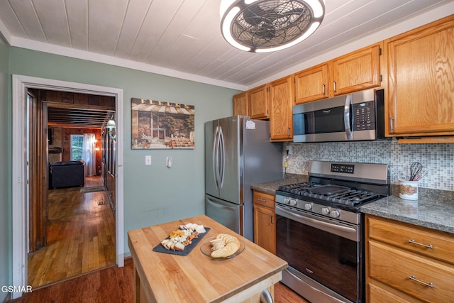 204 Hill St, Gatlinburg, TN 37738 - kitchen with stainless steel appliances, dark wood-style flooring, backsplash, butcher block counters, and crown molding
