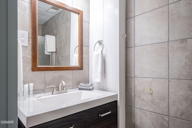 204 Hill St, Gatlinburg, TN 37738 - bathroom featuring vanity