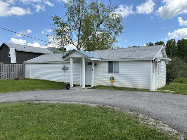 39693975 Wears Valley Rd, Sevierville, TN 37862 - single story home featuring metal roof and asphalt driveway
