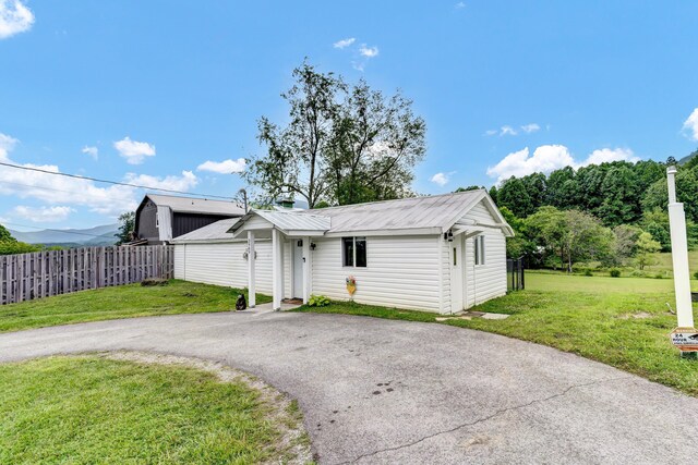 39693975 Wears Valley Rd, Sevierville, TN 37862 - ranch-style house with metal roof and driveway
