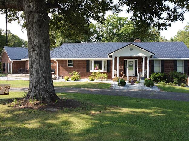 ranch-style house featuring a front lawn