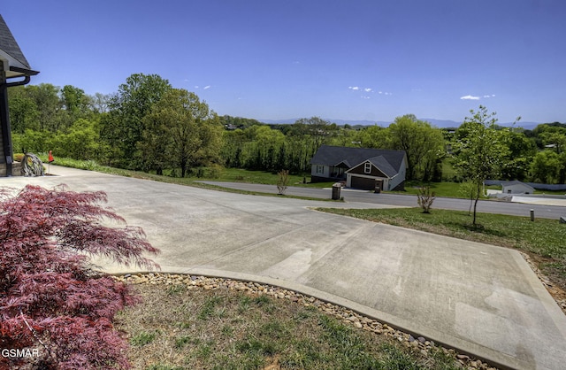 2045 Kings View Loop, Seymour, TN 37865 - view of yard featuring concrete driveway