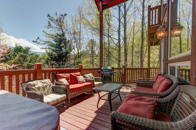 1716 Smoky Hills Dr, Gatlinburg, TN 37738