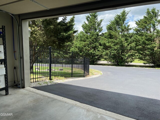 1018 Southwind Cir, Dandridge, TN 37725 - garage featuring a gate