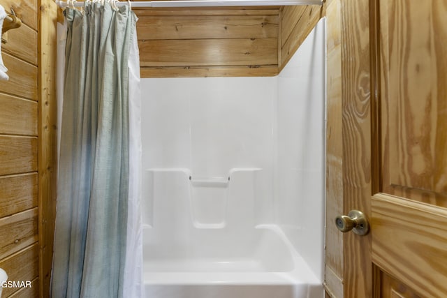 bathroom with shower / bath combo