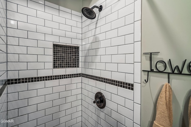 bathroom featuring tiled shower