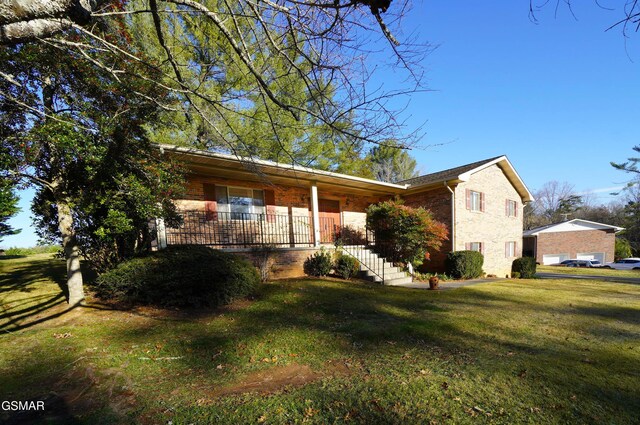 single story home with a front yard