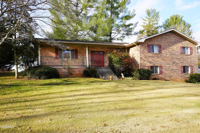 view of front of property featuring a front lawn