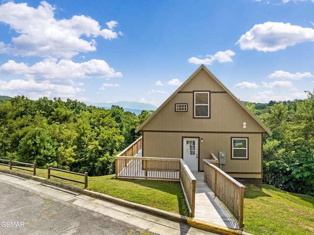 view of front of house featuring a front yard