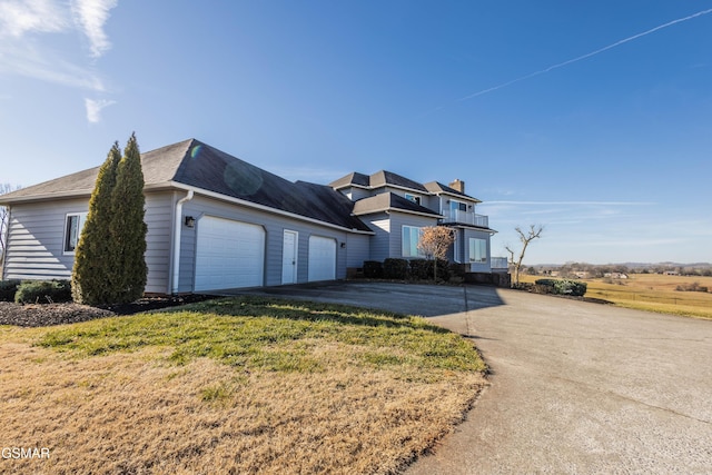 view of front facade with a garage and a front yard