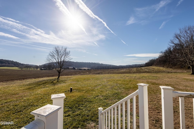 view of yard featuring a rural view