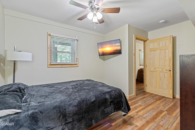 4527 E Scenic Dr, Gatlinburg, TN 37738 - bedroom featuring light wood-type flooring, a ceiling fan, and baseboards