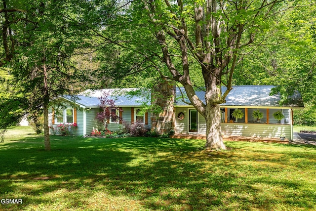 4527 E Scenic Dr, Gatlinburg, TN 37738 - ranch-style house with metal roof and a front lawn