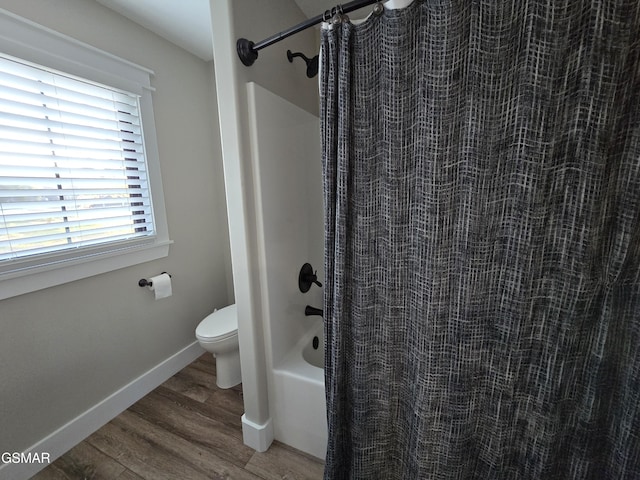 708 Lakeside Ct, Dandridge, TN 37725 - bathroom with wood finished floors, toilet, shower / bath combination with curtain, and baseboards