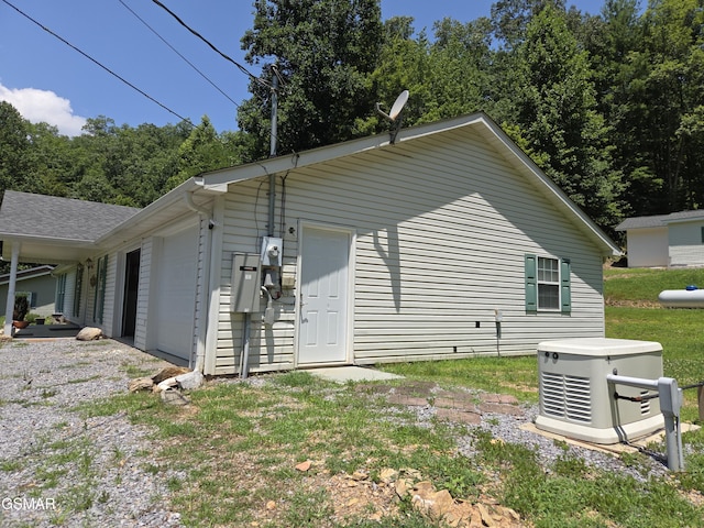 2865/2869 Happy Hollow Rd, Sevierville, TN 37862 - view of side of home with an attached garage