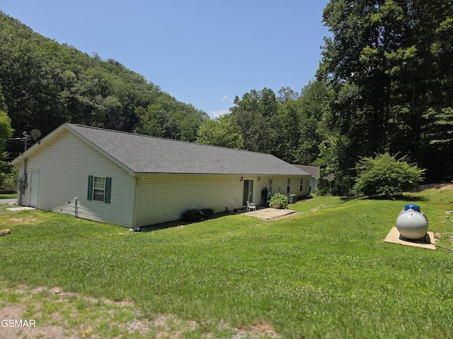 2865/2869 Happy Hollow Rd, Sevierville, TN 37862 - view of side of property with a lawn, a wooded view, and roof with shingles
