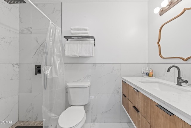 bathroom featuring toilet, a shower with shower curtain, and vanity