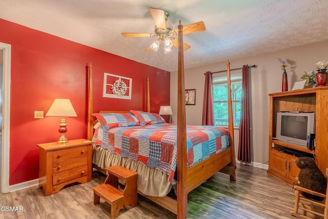 3078 Winding Way, Cosby, TN 37722 - bedroom featuring wood finished floors, a textured ceiling, and ceiling fan