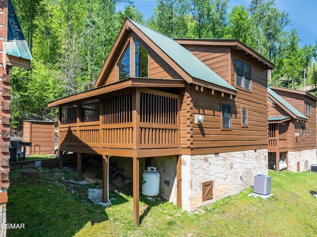 822 Eagle Cove Way, Gatlinburg, TN 37738 - back of house featuring a lawn and a wooden deck