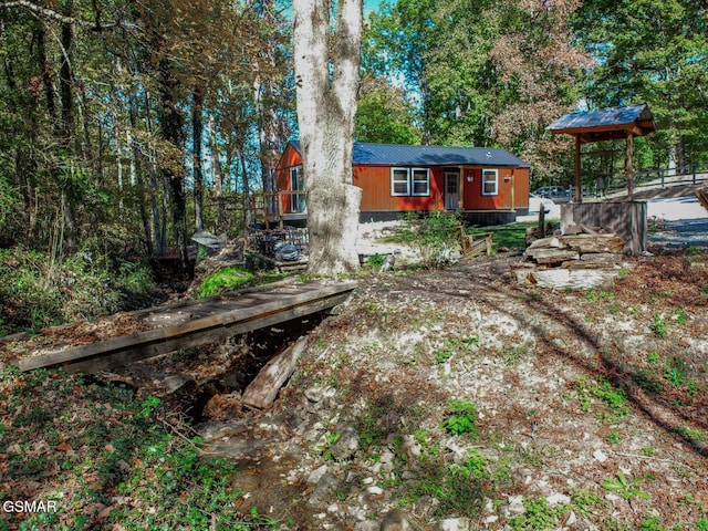 view of yard featuring an outbuilding