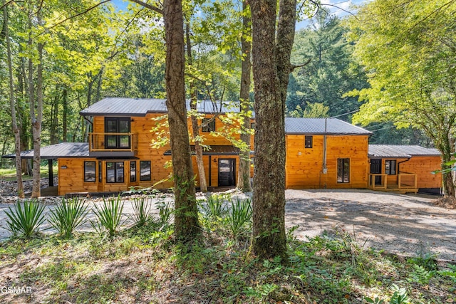 view of front of property featuring metal roof and gravel driveway