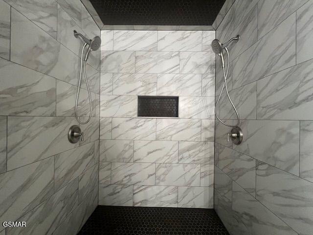 734 Southview Cir, Kodak, TN 37764 - bathroom with a tile shower