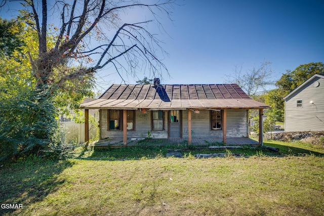 view of front of house with covered porch and a front lawn