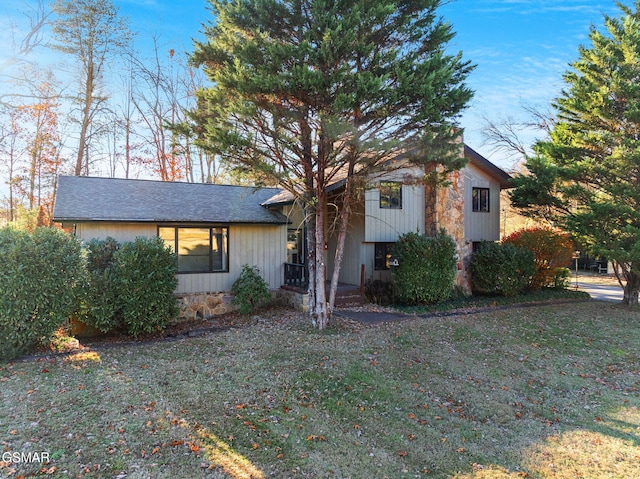 view of front of house with a front lawn