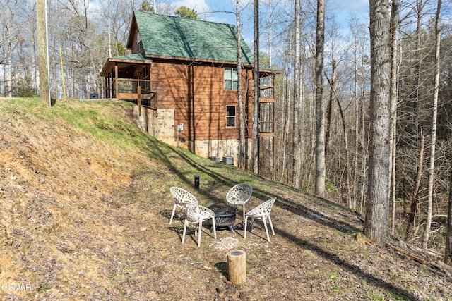 view of yard featuring an outdoor fire pit