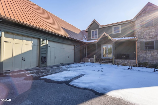 view of front facade featuring a garage