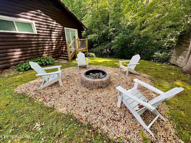 view of yard featuring a fire pit