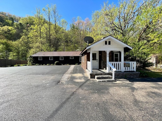 view of front of property featuring covered porch