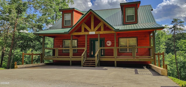 1531 Bear Valley Rd, Sevierville, TN 37876 - view of front facade with a porch and a metal roof