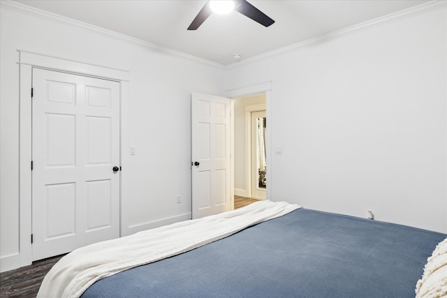 bedroom with ceiling fan, a closet, dark hardwood / wood-style floors, and ornamental molding