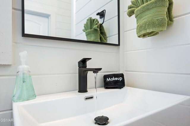 bathroom featuring sink